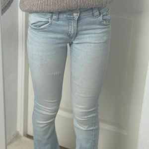 Ljusblå bootcut jeans - Snygga ljusblå jeans som passar perfekt i längden för mig som är 1,62 och har storlek 34. Åker snart så kommer att stänga av köp knappen‼️‼️kan skicka jeansen imorgon, måndag, tisdag och kanske onsdag!!! 