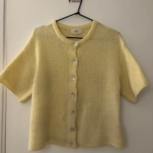 Gul stickad kofta med kort ärm - Jättefin tröja från Gina i bra skick!!