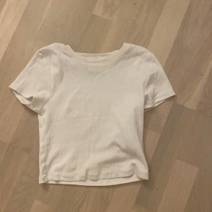 Vit ribbad topp från new yorker  - Vit ribbad topp från new yorker