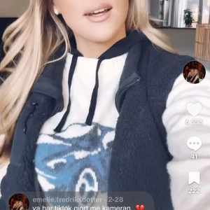 Vit stickad tröja med blå bilmotiv - Säljer en vit stickad tröja med ett stort blått bilmotiv på bröstet. Tröjan har rund halsringning och långa ärmar. Från subdued köpt för 799 ish