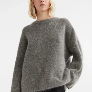 Mohair jumper från Hm - Supermjuk och fluffig grå stickad mohair tröja. Helt slutsålda på hemsidan, superfin och perfekt inför hösten!! Rekommenderar starkt!! Får knappt användning för den och vill därmed sälja den superfina 