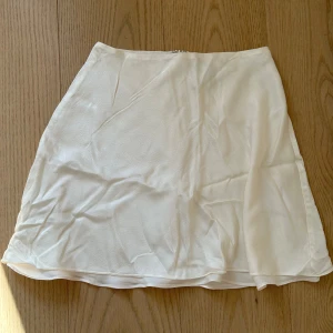 Vit satin-kjol från & Other Stories - Kjol i satin från & Other Stories. Använd få gånger, inga skador och super lätt att använda. 