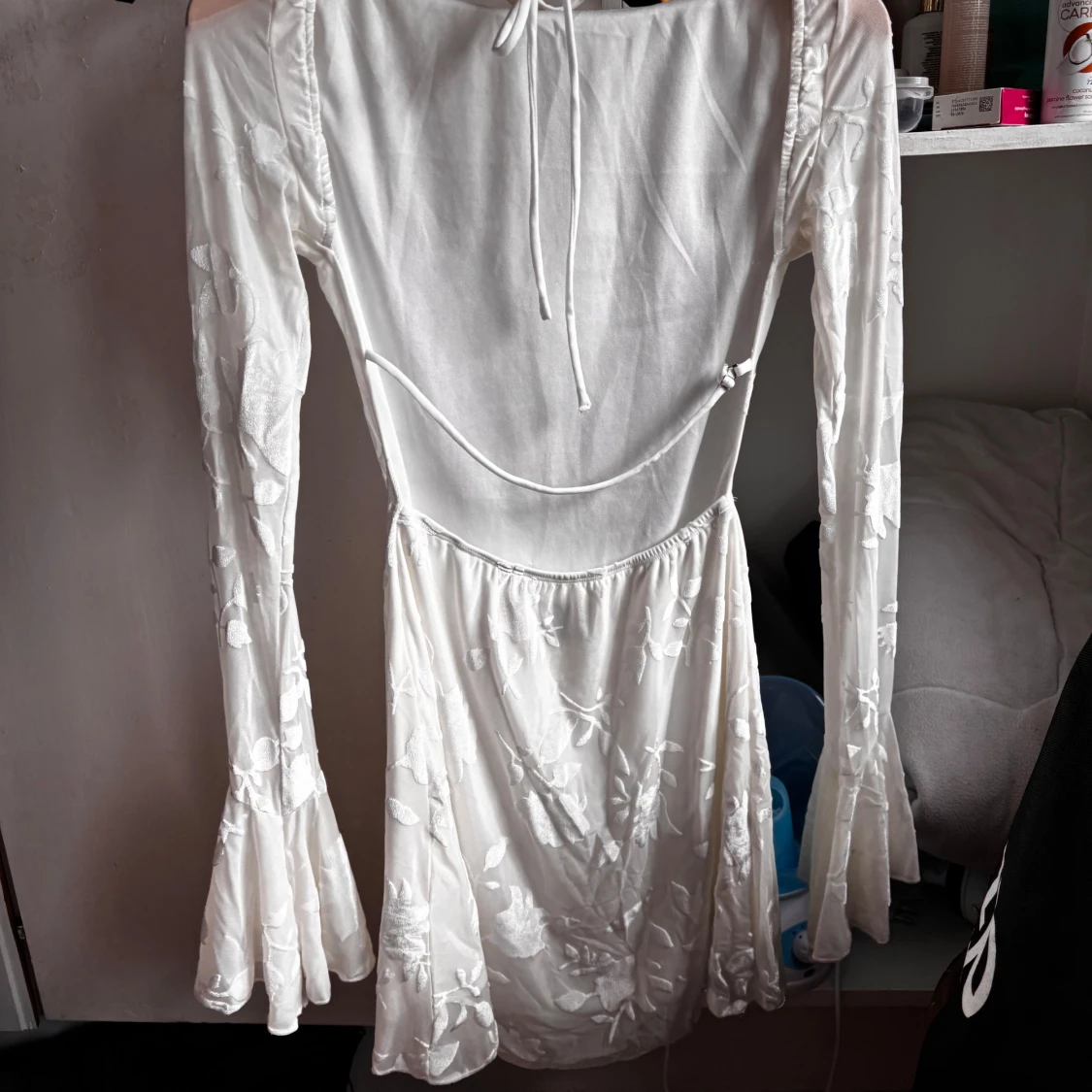 Vit blommig kortklänning med öppen rygg - 3