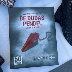 De dödas pendel - Ett spännande escape room-spel i kortform där du löser gåtor och följer en mörk berättelse. För dig som gillar mysterier, skräck och utmaningar! Passar 1-5 spelare, 16+ år. Del 1 av 3 i trilogin om Maria.