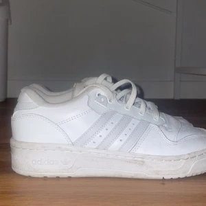  Adidas sneakers  - Vita Adidas sneakers. Använd 4-5 gånger. Tvättas innan köp! 