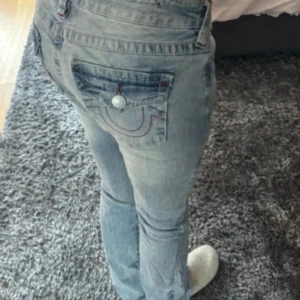True religion jeans - INTRESSEKOLLSuper snygga jeans. Dem är w23. Undrar om någon skulle vilja byta dem mot antingen jeansen på bilde 3 eller 4