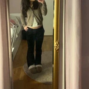 Beige kofta från H&M - Mörkbeige kofta från H&M med rund halsringning och knappar framtill. Perfekt att slänga över ett linne eller t-shirt. Mjuk och tunn, passar året runt.