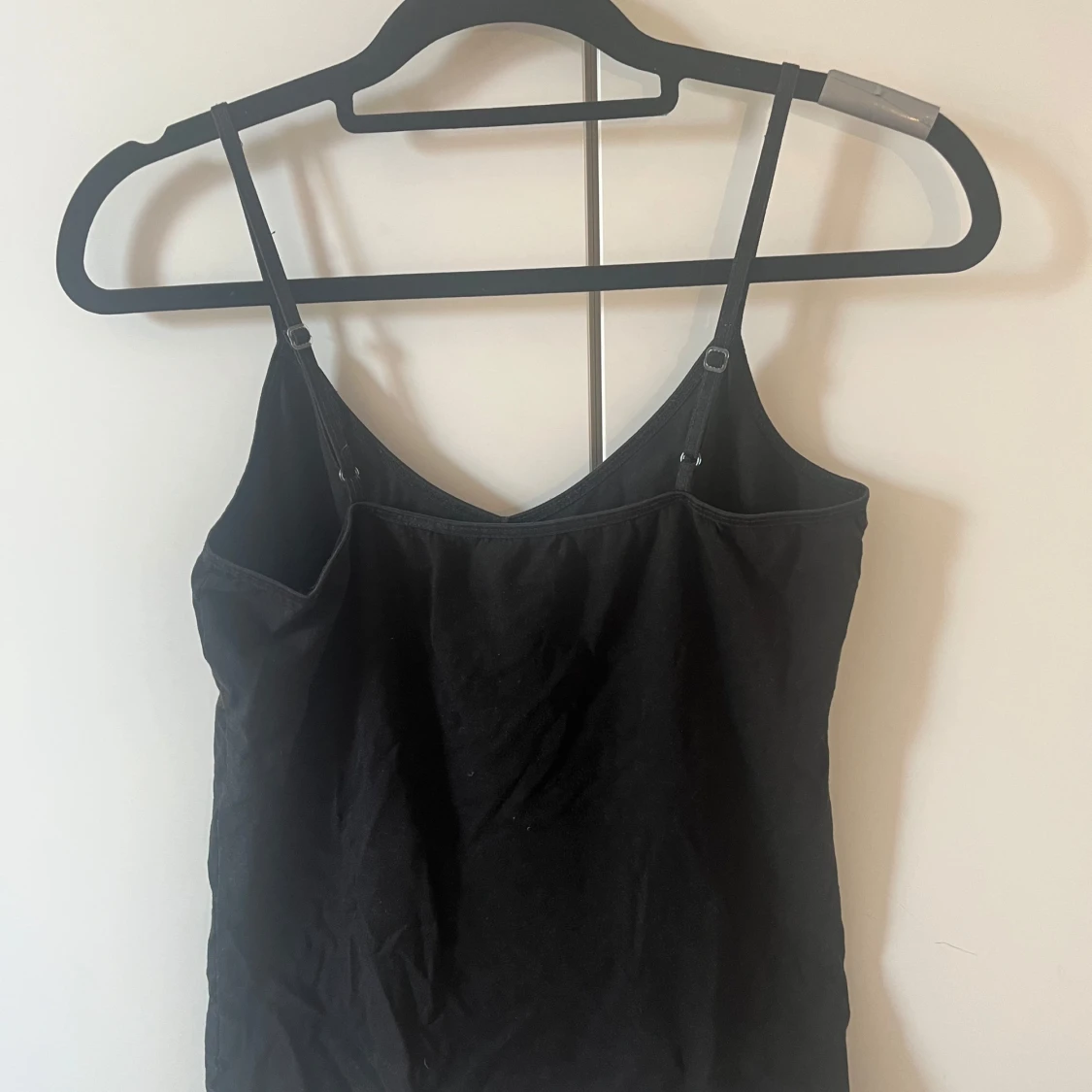 Svart linne med smala axelband - 1