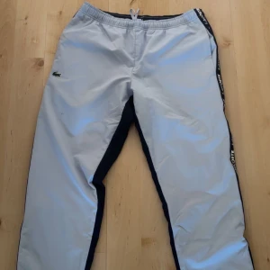 Lacoste byxor - Lacoste byxor storlek M äkta såklart och oanvänd där lappen sitter kvar på byxorna. Säljer dem eftersom att den är för stor på mig,