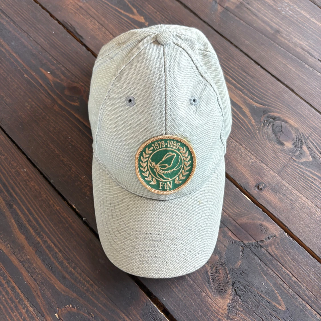 Beige keps med FN-märke