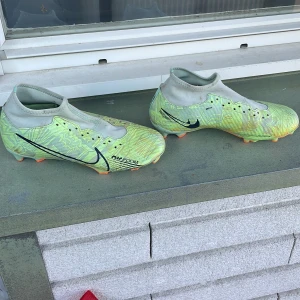 KÖP ALLA FOR 55 KR KÖP EN FÖR 25 - Säljer Fotbollskor gröna skorna är storlek 39 vita storlek 40 blåa storlek 40 köp alla för 55 spänn köp en för 25 spänn