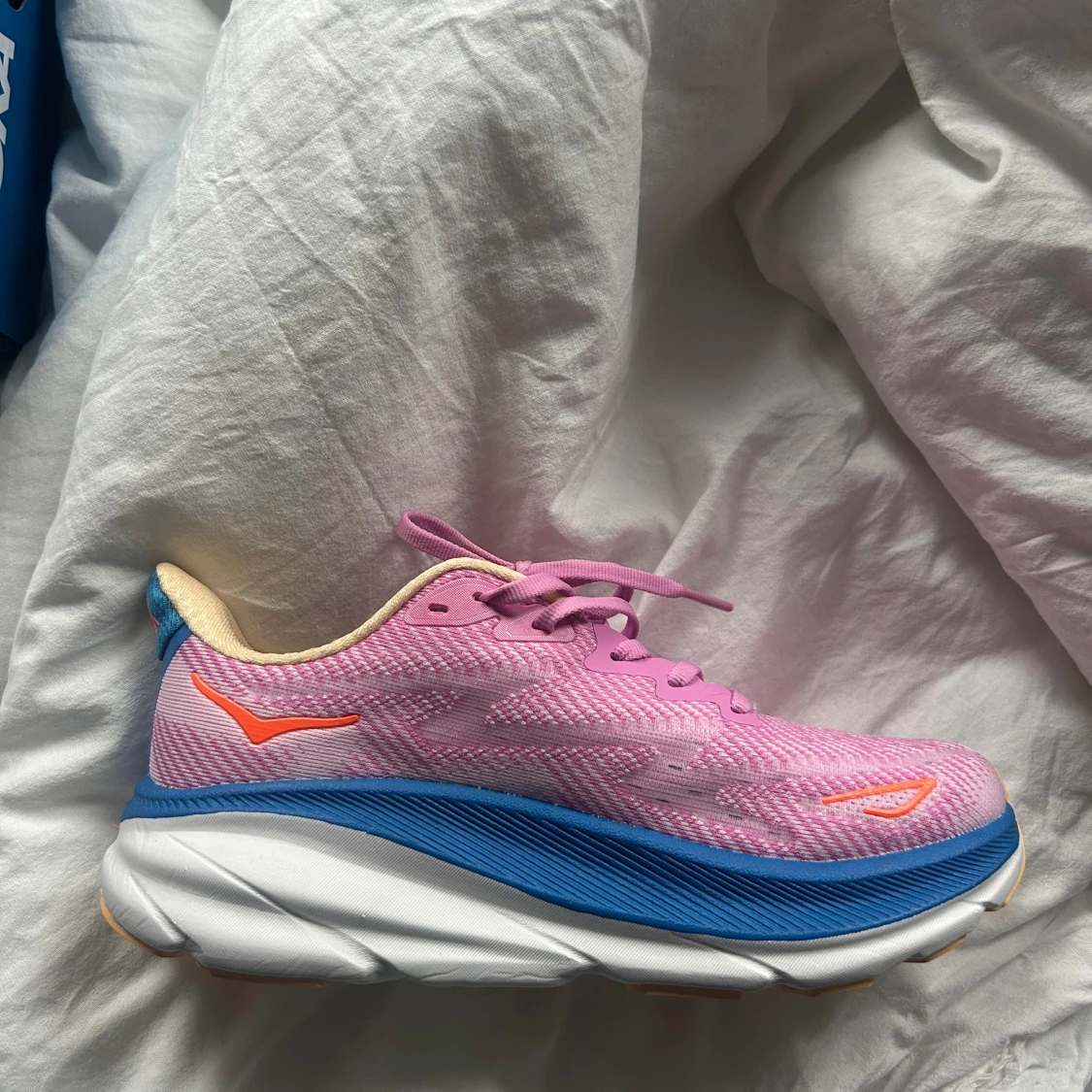 Hoka rosa sneakers med blå sula - 1