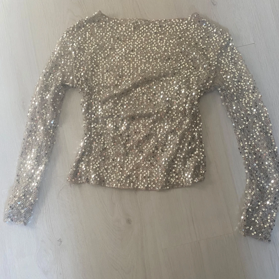 Glittrig paljettopp från Gina Tricot - 1