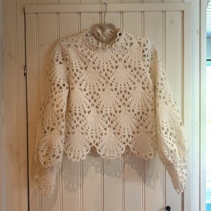 snygg blus  - Superfin blus från golden days. Toppen är använd fåtal gånger. Storlek S, jättefint skick!💕💕💕