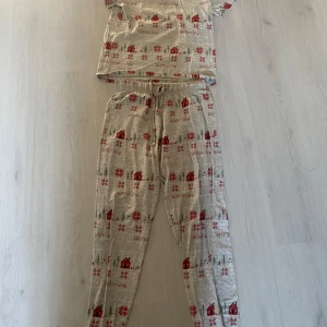 En julig pjamas  - En pjamas i storlek xs. Nästan helt oanvänd i svalt T-shirt material med muddar ner till på byxorna och ett snöre vid höften 