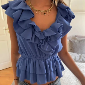 blå volangblus  - jättesöt populär blå volang blus från h&m! i storlek 38🩵