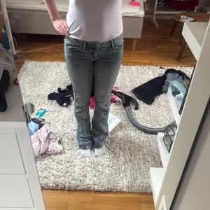 Ljusblå bootcut jeans  - Säljer ett par ljusblå Gina jeans som har låg midja och endast är använda ett fåtal gånger. 