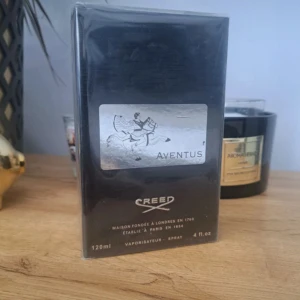 Creed Aventus 120ml Eau de Parfum - Lyxig parfym Creed Aventus i 120ml flaska. Förpackningen är svart med silverdetaljer och har en ikonisk ryttare på framsidan. Eau de Parfum med exklusiv och tidlös känsla, tillverkad i Frankrike. Perfekt för dig som vill sticka ut med en klassisk doft. Oöppnad 