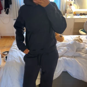 Gina mjukis sett - Snyggt och mysigt marinblått mjukis sett från Gina. Hoodie XS, byxor S. Går att köpa enbart en del! Nypris 660kr för båda delar