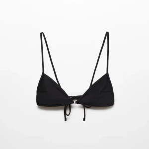 Svart trekantsbikini med knyte - Bikiniöverdel från Mango outlet. Helt oanvänd med prislapp kvar, ej prövad. Säljer då den ej hann komma i tid och gick ej att skicka tillbaka. Storlek XS