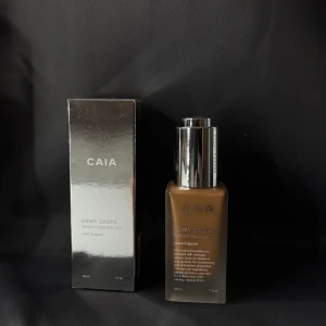 CAIA Dewy Drops Serum Foundation 40C - CAIA Dewy Drops Serum Foundation i nyansen 40C. Kommer i en frostad glasflaska med silvrig pump och tillhörande spegelblank förpackning 30 ml. Helt oanvänd bara öppnat och konstaterat att det var fel färg för mig. Nypris 375