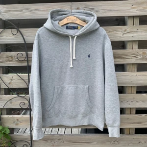 Ralph Lauren Grå Hoodie  - Säljer denna feta Hoodie från Ralph Lauren. Härlig och mjuk. Inte använd speciellt mycket. Storlek M, passar S/M. Hör gärna av er vid funderingar🙌