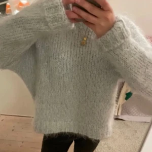 Grön stickad tröja hm - Grön stickad mohair tröja från hm som inte säljs längre💓 INTE min bild, skriv privat för egna bilder😇 Säljer då jag har en likadan i rosa och ej har användning för denna. Den här in gå skador eller defekter🔥🙏 Pris går att diskuteras! Ok frågor skriv!!😊🩷☀️