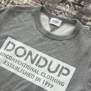 Dondup tröja  - Fet Dondup tröja, passar till allt, skön. Inga defekter, som ny. Stilren med ett stort Dondup märke på bröstet, om du har funderingar så fråga på! 