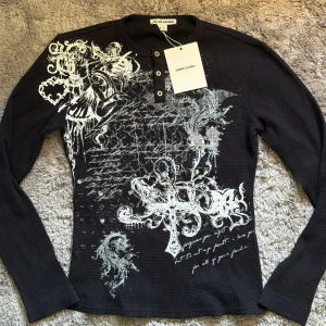 Affliction liknande långärmad från Jaded London - Svart långärmad tröja från Jaded London i storlek S. Aldrig använd med tag fortfarande kvar. Tvärball passform