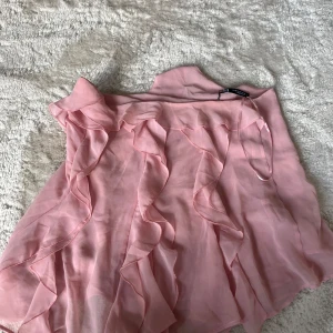 Rosa topp - Supersöt rosa topp från Divided med volangdetaljer. 