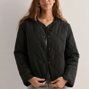 Svart vår/höst jacka - Säljer denna helt oanvända ”Quilted spring jacket” ifrån Nelly i Storlek Xs❤️. Jackan är i perfekt skick och ger en fantastisk fin höst/vår känsla. Jag säljer denna eftersom jag råkade köpa fel storlek, Pris kan diskuteras ❤️❤️❤️, Köpte den för 699 och säljer den för -200kr alltså 499