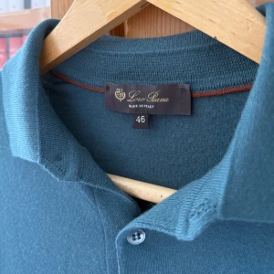 Loro Piana piké - Exklusiv mörkgrön långärmad pikétröja från Loro Piana i 100% virgin wool. Skick 10/10, nypris 13.500kr.                                                                                 Dm för fler bilder eller frågor.
