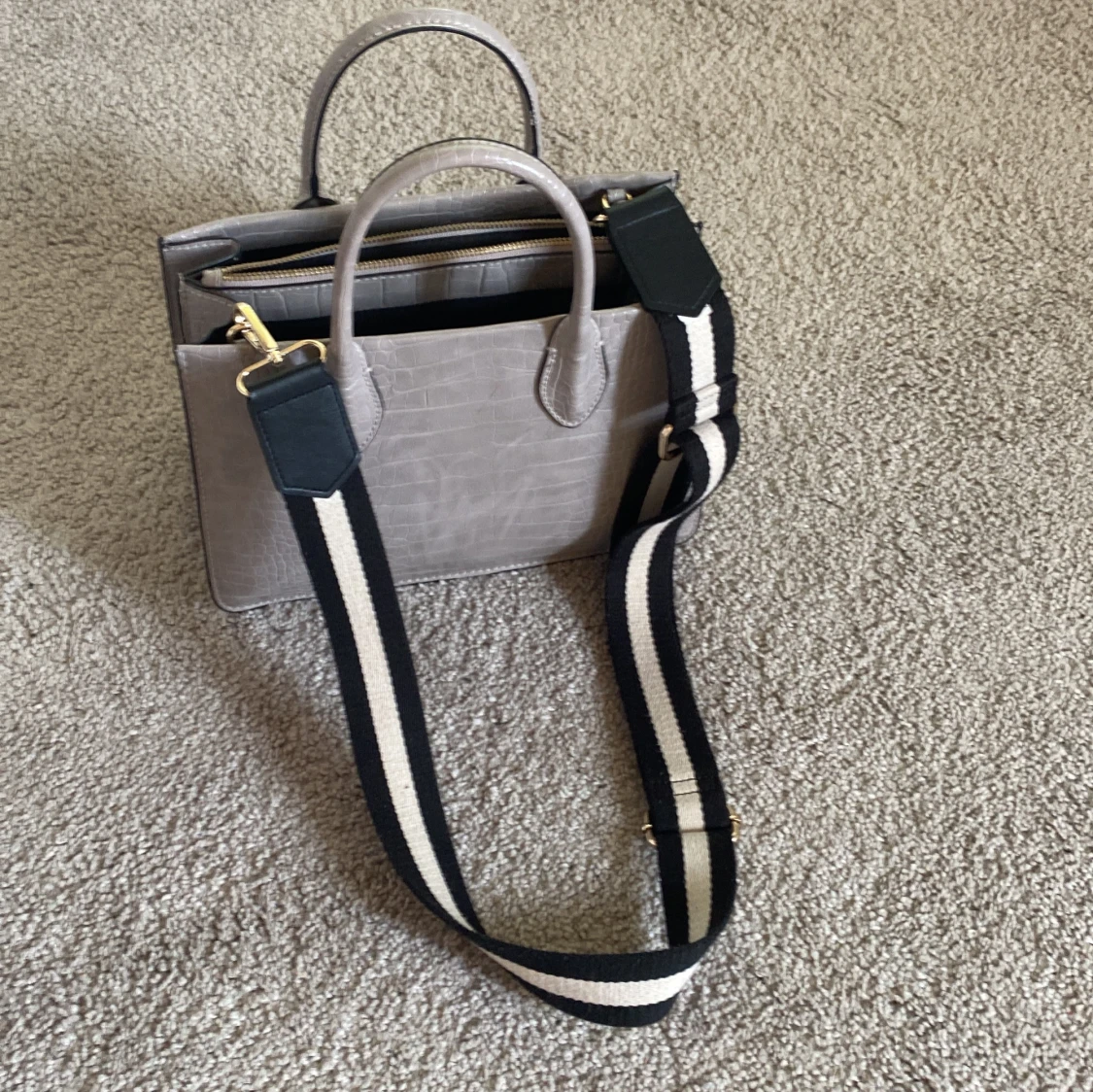 Grå handväska med croco-mönster - 2