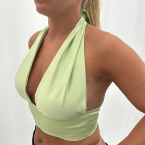 Ljusgrön halterneck topp - Snygg ljusgrön halterneck topp. Toppen knyts både i nacken och bak på ryggen för en justerbar passform. Helt ny med lappar kvar🫶🏼