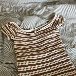 Love it topp brun - Jättesöt och somrig topp från Nelly, deras Love it kollektion🩷endast använd en gång så är i ett superbra skick