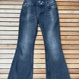 Svarta jeans från Weekday - Svarta bootcut jeans från Weekday i modellen Flame. Bekväma och lågmidjade! Fint skick, original pris är 590. Storlek 24 i midjan och 32 i benen. 