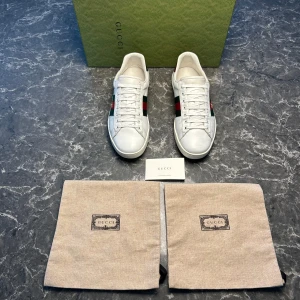 Gucci ace - Säljer ett par otroligt snygga skor från det exklusiva italienska märket Gucci! Skorna är i otroligt bra skick, skulle säga ungefär 9/10. Nypris ligger på över 9000kronor men vi säljer våra för endast 2299 och kan gå ner i pris ännu mer vid snabb affär! Skriv gärna ifall det är några funderingar, allt bästa SkoKapet