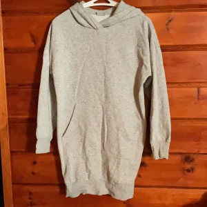 Grå hoodie från JDY i storlek XS - Mysig grå hoodie från JDY i oversized modell med huva och känguruficka. Långärmad och ribbade muddar. Perfekt för chill dagar eller när du vill ha något bekvämt och enkelt. Fleeceinsida för extra komfort.