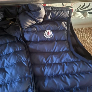 Mörkblå dunväst från Moncler - Monclear dunväst ny skick! Kan tänka mig byten priset är ej hugget i sten! 