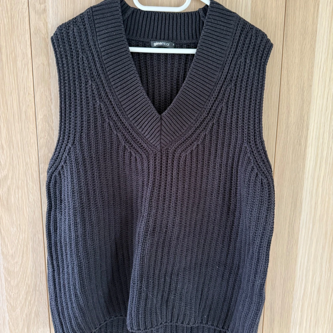 Svart stickad väst från Gina Tricot