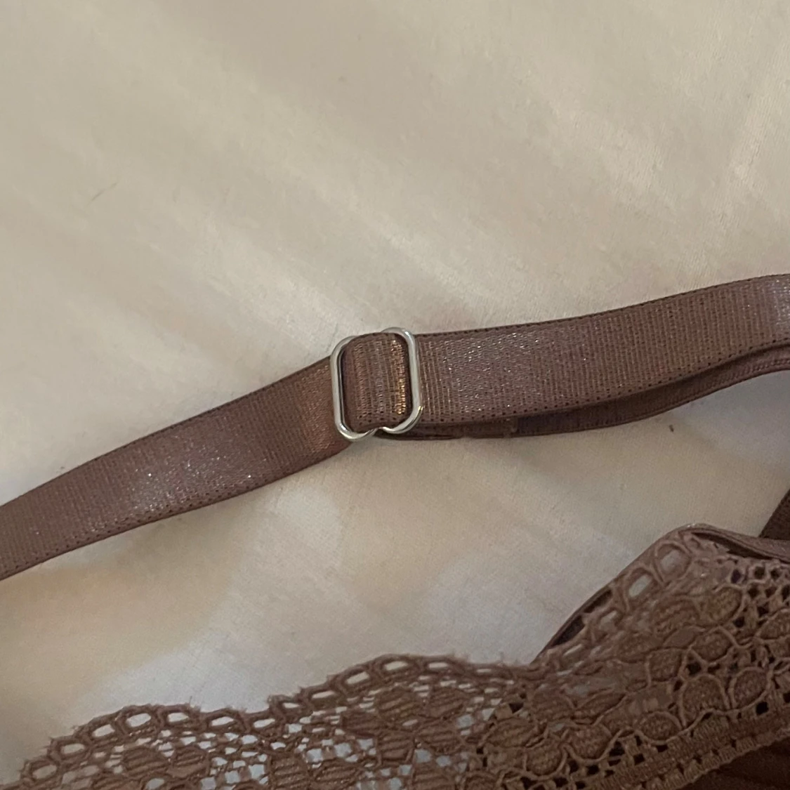 Brunt spetslinne - 4