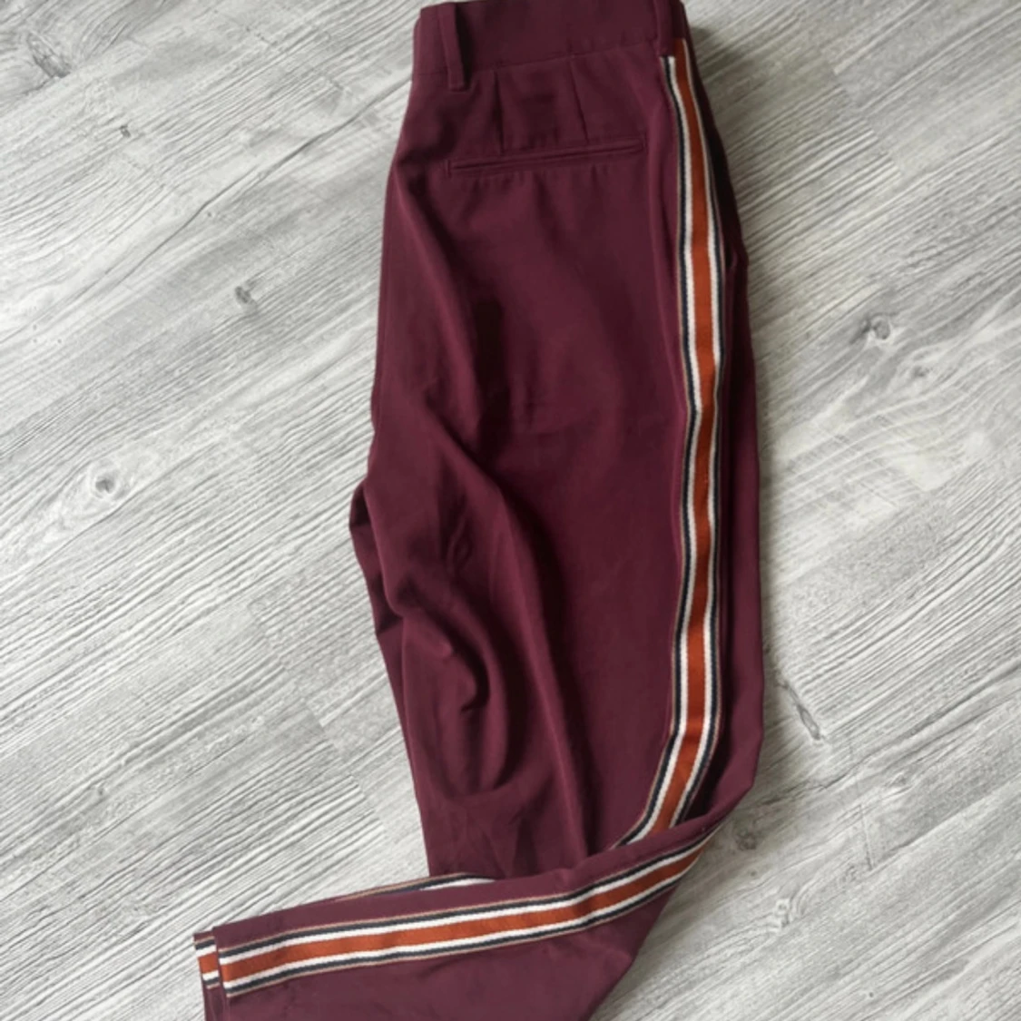Vinröda byxor med revärer - 1