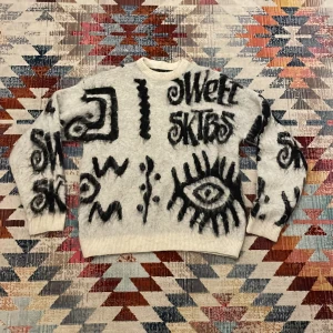 Sweet SKTBS vit och svart stickad tröja XXS-S - Säljer en stickad tröja från Sweet SKTBS i vit med svarta grafiska mönster och text. Storleken är XXS, men jag har vanliga fall S-M och den sitter bra. Tröjan har lång ärm, rund hals och är riktigt mjuk och fluffig. Perfekt för dig som gillar streetstyle och vill sticka ut med coola detaljer.