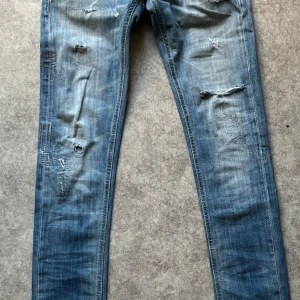Dondup Jeans W30 - Dondup George| Storlek:W30| Slitningsr vid skrev har lagats| Fet tvätt och slitningar| Nypris på dessa runt 3K| Vid frågor kom PM!🤗