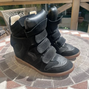 Svarta Isabel Marant  - Svarta Isabel Matant skor, sååå snygga och nästan helt oanvända. Storlek 38. Dustbag medföljer! ❤️skriv för fler bilder 