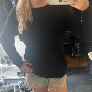Svart stickad tröja  - Så fin svart stickad tröja från Vila. Använd några gånger men inga tecken alls , endast en lös tråd men inget som syns. Skönt material o ganska stretchig. Säljer då jag har andra liknande. Hör av er för fler bilder! 🩷