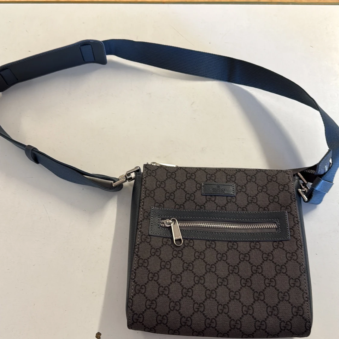 Gucci axelväska i mörkgrå canvas