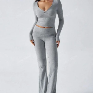 Grått mys sett med bootcut mjukisbyxor - Säljer ett sett grå mjukisbyxor med bootcut och hög midja som är ner vikt och en långärmad tröja till, Det är i stretchigt och mjukt material ( lite tunnare matrial än vanliga mjukisbyxor osv). Inte alls mkt använd. Den är s men passa m oxå säkert S/M