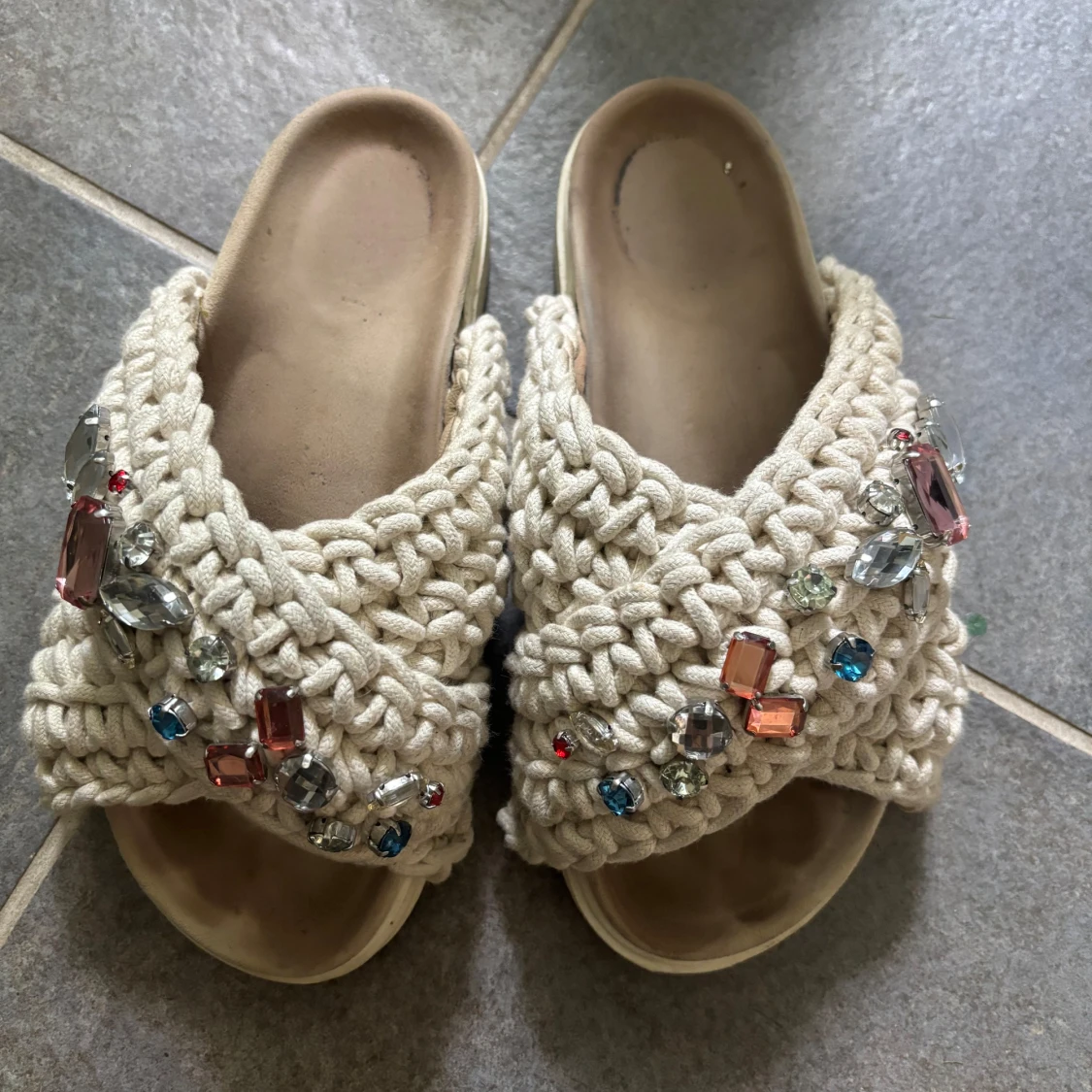 Beige virkade sandaler med stenar - 3