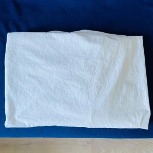 2 st Dra-på-lakan 90*200 - 2 st begagnade dra-på-lakan 90x200 cm från IKEA, i vitt. Välskötta, utan fläckar eller slitage. Tvättade och i mycket gott skick. Passar madrasser upp till ca 25 cm höjd. 100% bomull.
 Säljes då sängstorleken nyligen bytts och dessa har blivit över.
 Tillgängliga för upphämtning i Kista, Stockholm, eller leverans
